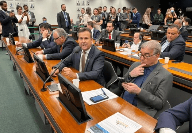 Deputado capixaba reduz homenagem a Gerson Camata aprovada pela Câmara