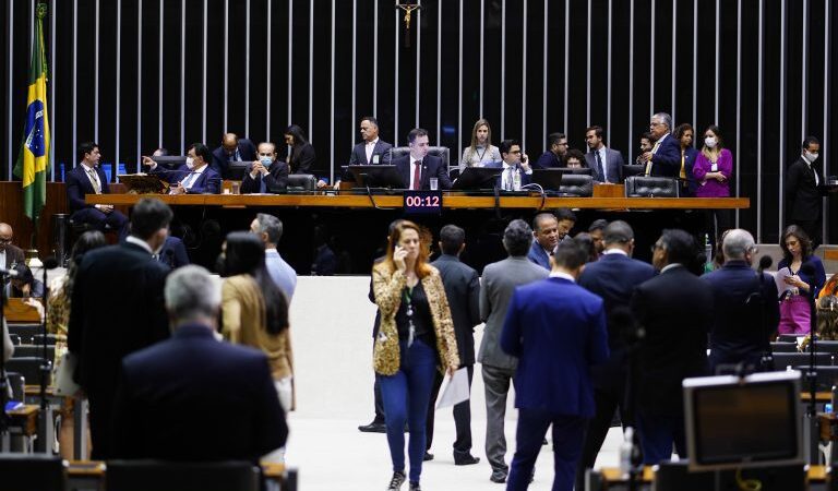 Congresso aprova o Orçamento de 2023, com salário mínimo de R$ 1.320