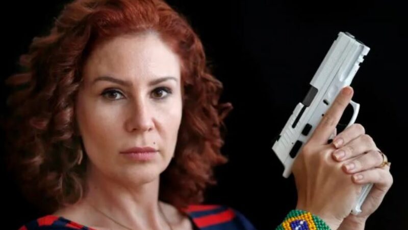 Em batida, Polícia Federal apreende mais três armas em endereços de Carla Zambelli