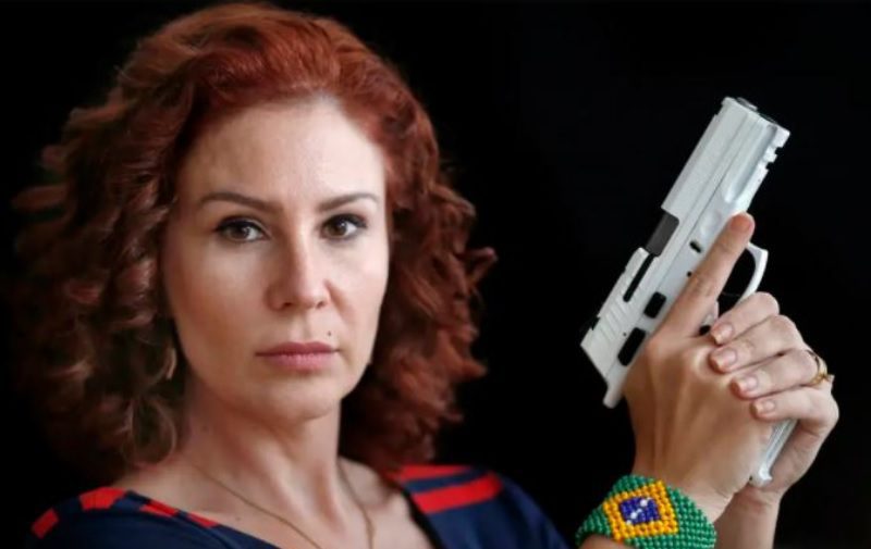 Em batida, Polícia Federal apreende mais três armas em endereços de Carla Zambelli
