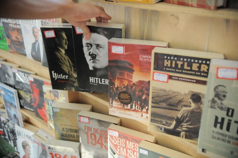 Projeto quer equiparar comunismo ao nazismo na Lei Antirracismo