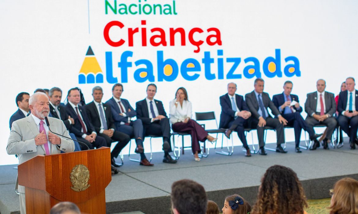 O governo destinará R$ 3 bilhões para garantir a alfabetização na idade correta