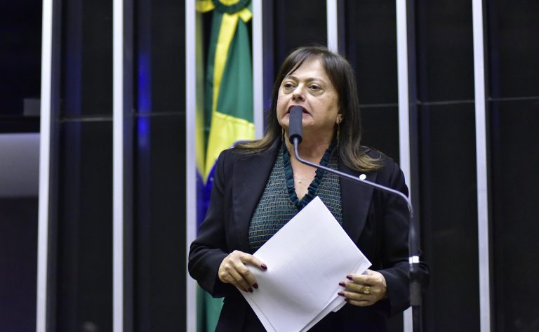 Câmara aprova MP que concede reajuste salarial a servidores federais