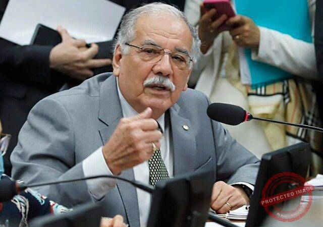 Premiação de concurso de artigos científicos é conduzida pela Comissão do Esporte