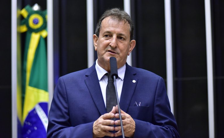 Comissão aprova projeto que proíbe comercialização e consumo de carne de cães e gatos