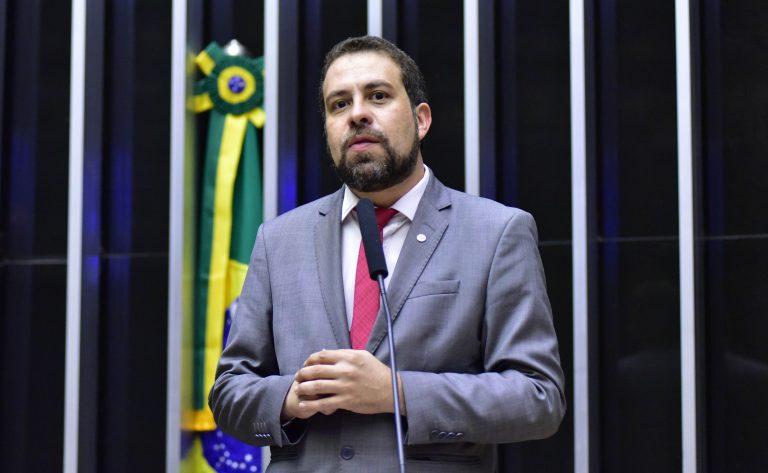 Deputados aprovam texto-base para tornar agosto mês de combate a desigualdades