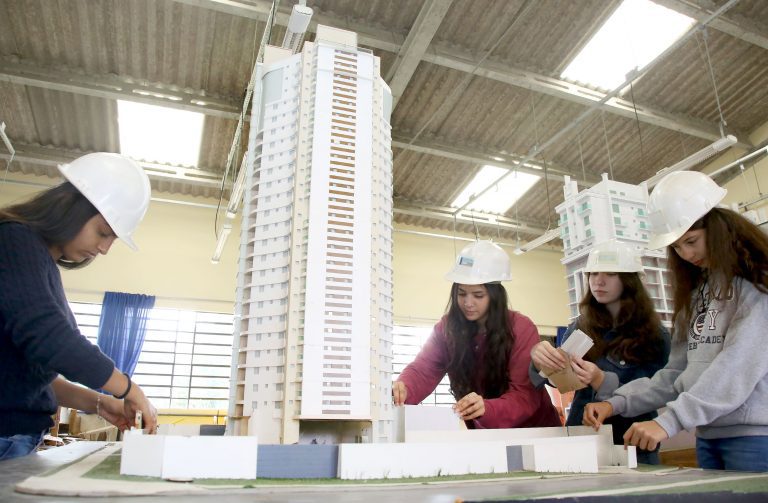 Comissão discute situação salarial de professores do ensino profissionalizante