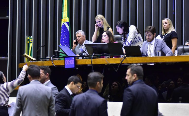Câmara aprova urgência para tornar assédio sexual a montagem de fotografia com nudez; acompanhe