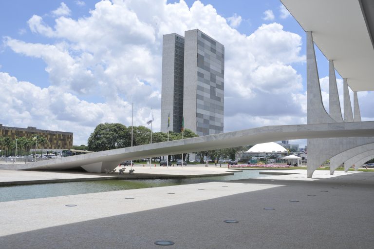 Medida provisória limita a desoneração da folha de pagamento de 17 setores da economia