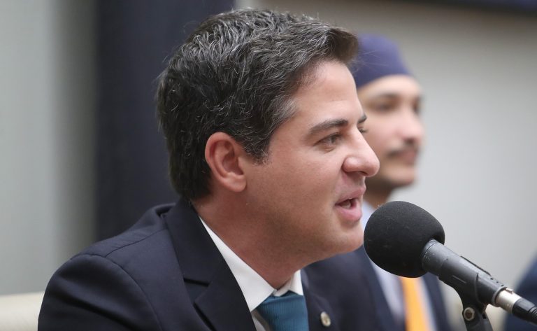 Comissão aprova projeto que dispensa pessoas com marca-passo de passar por detector de metal