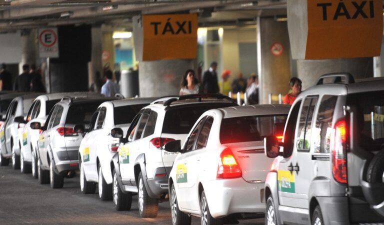 Proposta permite cabine blindada para motorista de táxi ou aplicativo