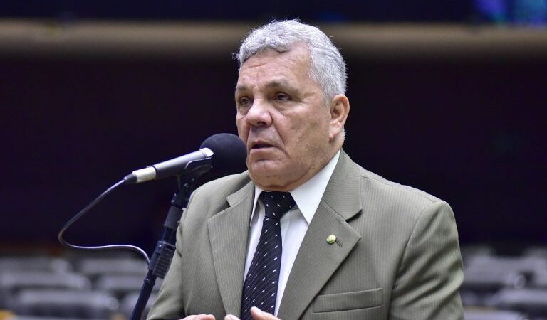 Projeto determina que governos promovam ações de prevenção à urina preta