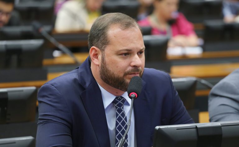 Projeto obriga fabricantes de smartphones a advertir consumidores sobre riscos de uso por crianças