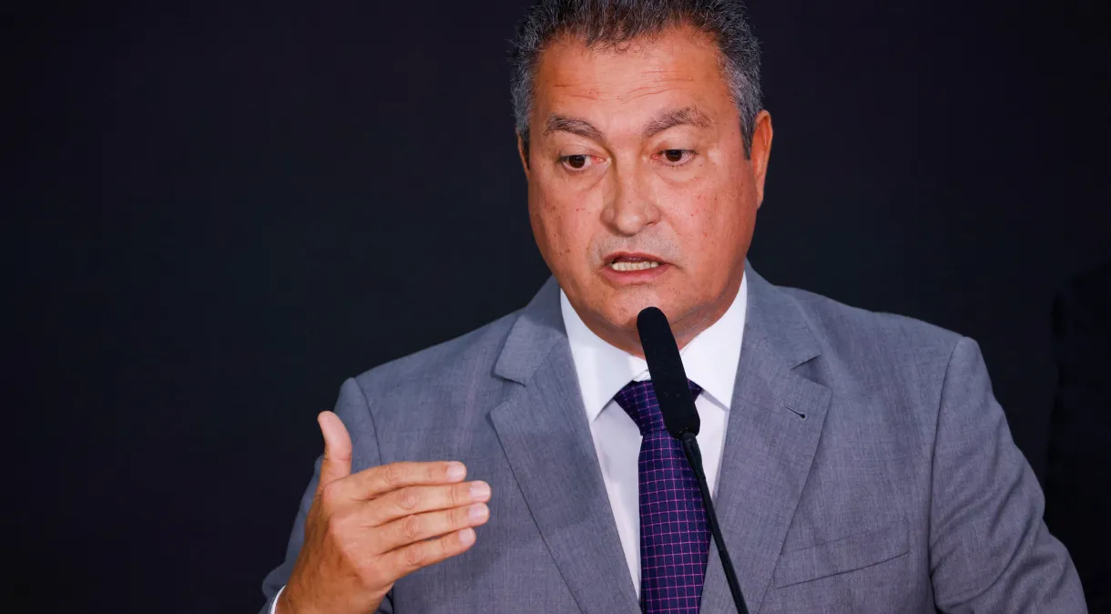 Ministro afirma que governo busca diminuir conta de luz ‘sem manobras bruscas