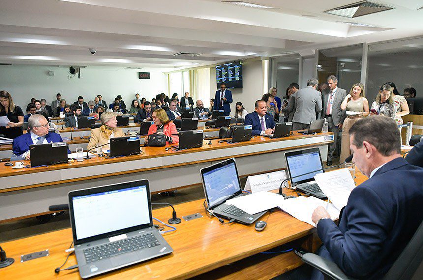 Comissão de Assuntos Educacionais Aprova Criação de Programa de Inclusão Digital na Educação Básica