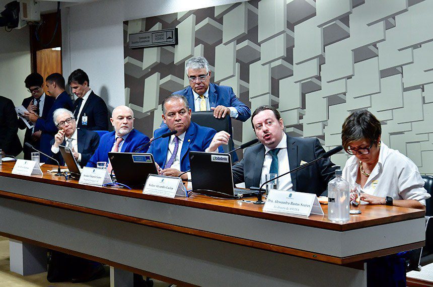 Debate sobre regulação de cigarros eletrônicos expõe vantagens e desvantagens, dizem especialistas