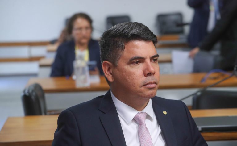 Comissão de Segurança aprova relatório de Messias Donato para combater violência nas escolas