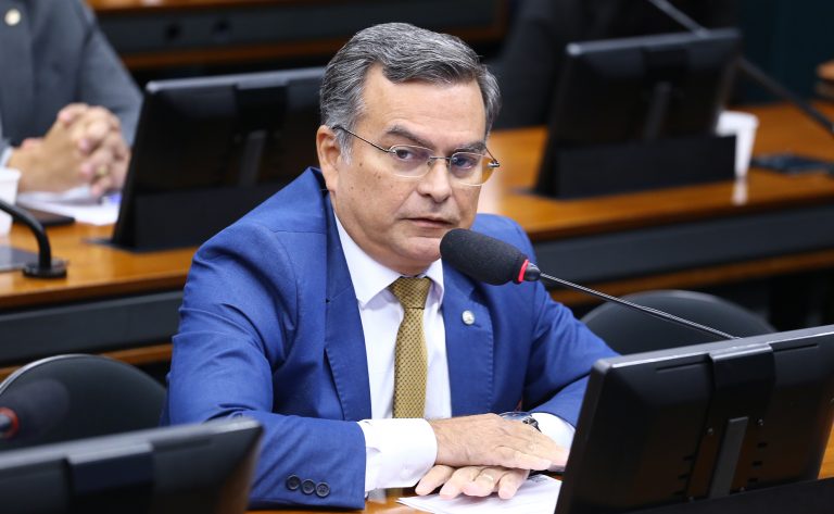 Licença-maternidade de 180 dias para bombeiras e policiais é aprovada pela comissão