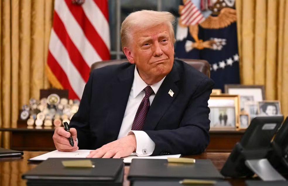 Nos primeiros 90 dias, Trump coleciona inimigos e aposta em crises para dominar a narrativa