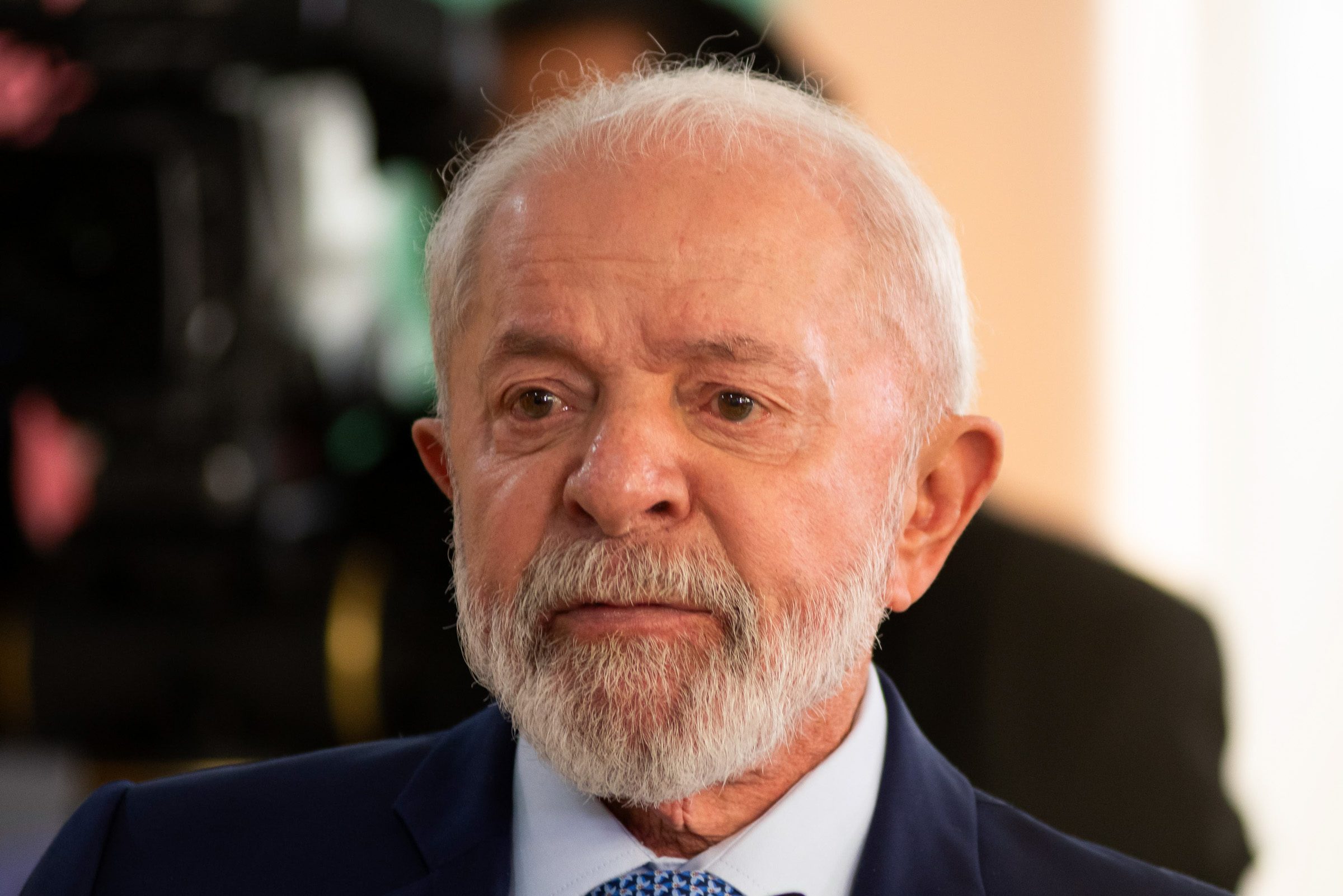 Governo Lula prepara novos programas sociais para recuperar aprovação popular