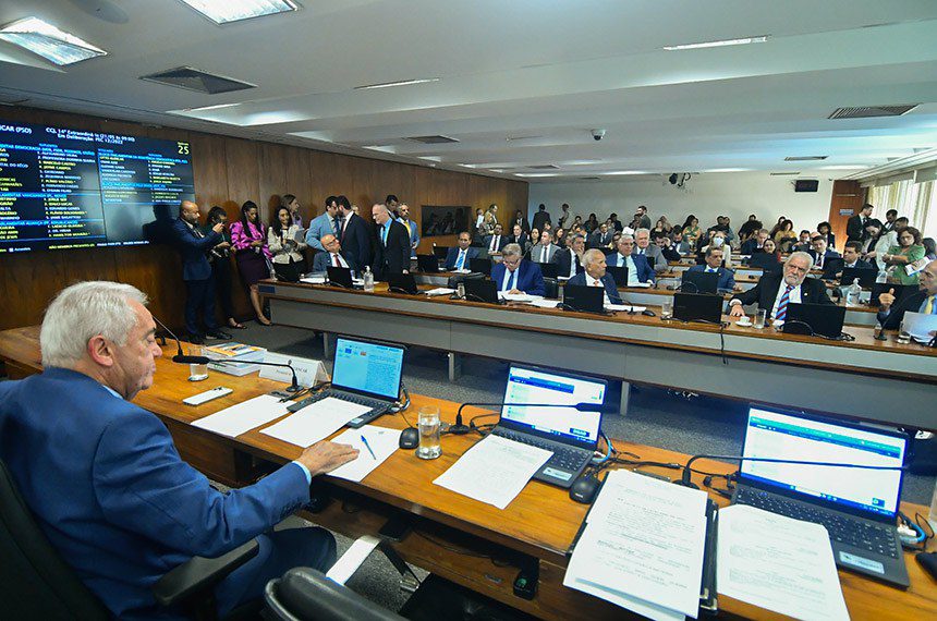 CCJ do Senado aprova PEC que acaba com reeleição e amplia mandatos para cinco anos