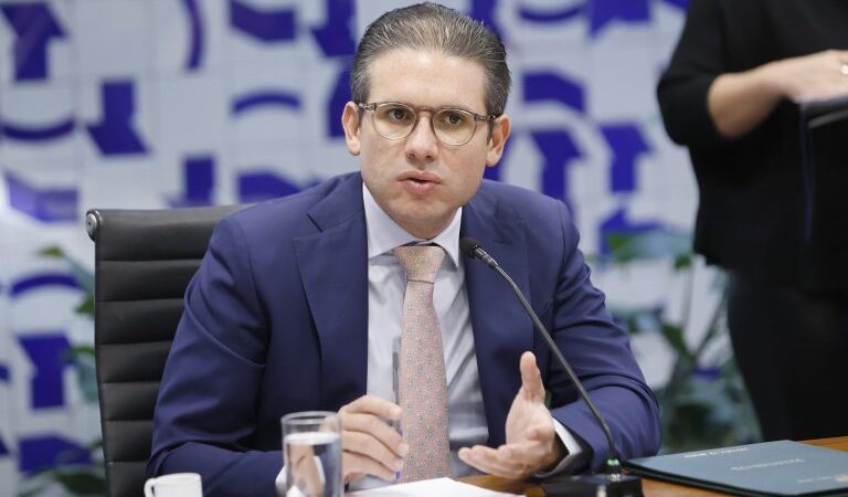 Presidente da Câmara defende união contra a polarização e destaca aprovação de pautas econômicas