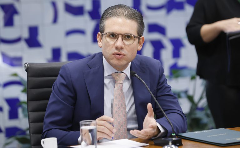 Presidente da Câmara defende união contra a polarização e destaca aprovação de pautas econômicas