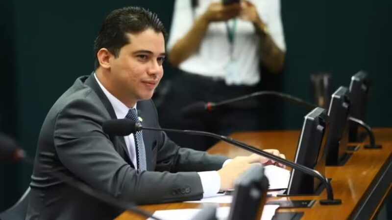 Polícia Federal faz operação contra fraudes e desvio de recursos públicos envolvendo parlamentar no Ceará