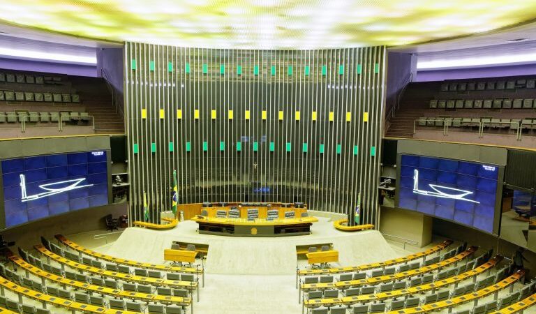 Câmara deve votar projeto que cria regras para proteção de crianças na internet nesta quarta-feira (20)