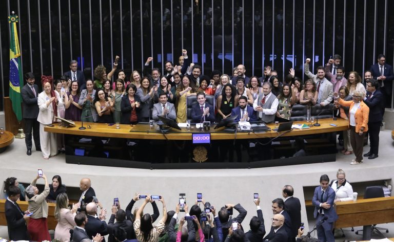Câmara aprova “ECA Digital” para proteger crianças e adolescentes na internet