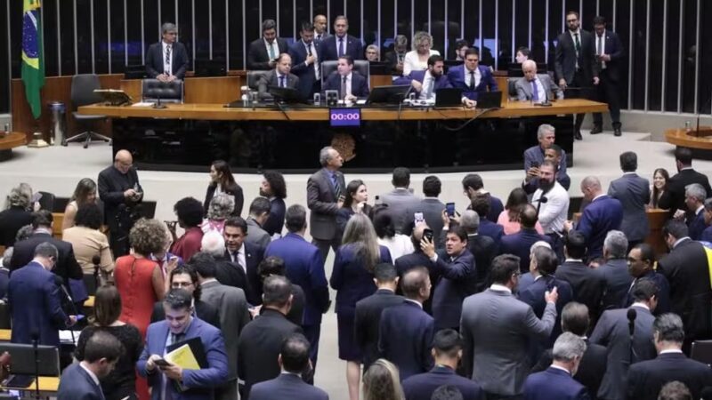 Câmara aprova urgência para projeto de anistia a condenados por atos golpistas