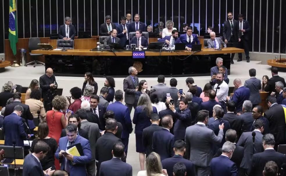 Câmara aprova urgência para projeto de anistia a condenados por atos golpistas