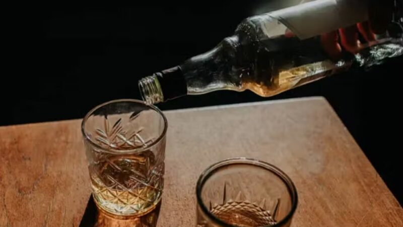Casos de intoxicação por metanol expõem riscos de bebidas adulteradas e fragilidades na fiscalização