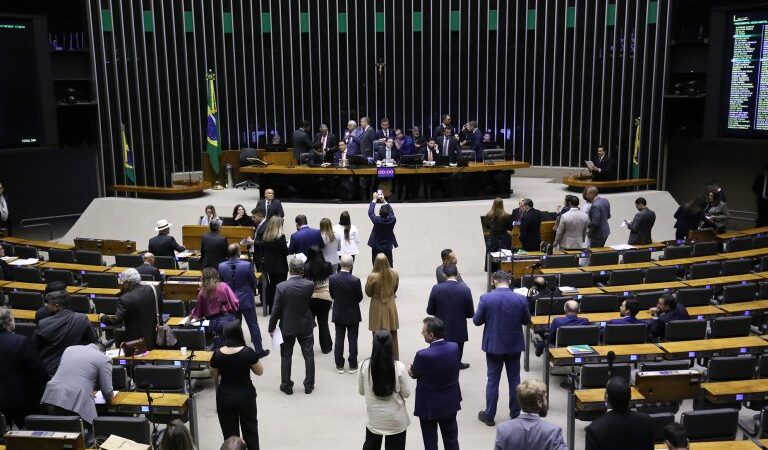 Câmara aprova projeto que cria punição para o crime de usar pessoas como escudo humano