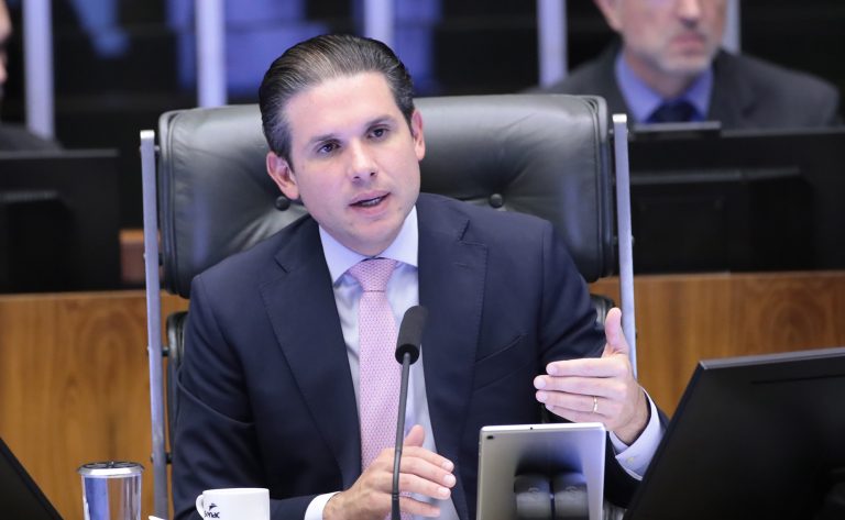 Presidente da Câmara celebra aprovação de isenção do Imposto de Renda no Senado