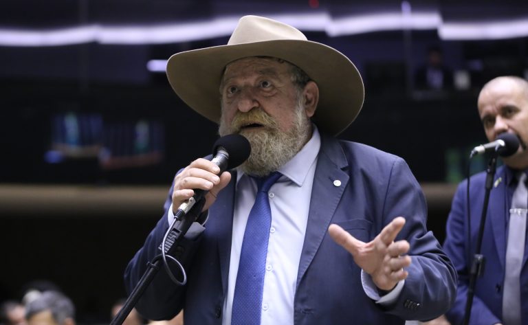 Comissão aprova projeto que substitui o termo agrotóxico por defensivo agrícola em legislação