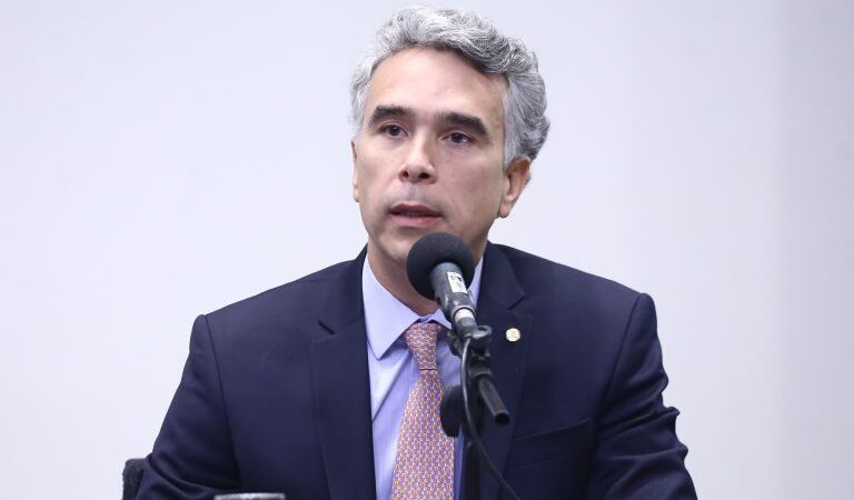 Comissão aprova projeto que permite falta semanal ao trabalho para acompanhar cônjuge em tratamento de câncer