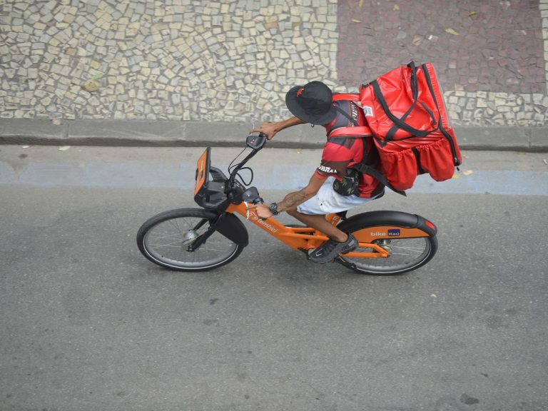 Comissão pode votar nesta quarta relatório sobre regulamentação do trabalho por aplicativo