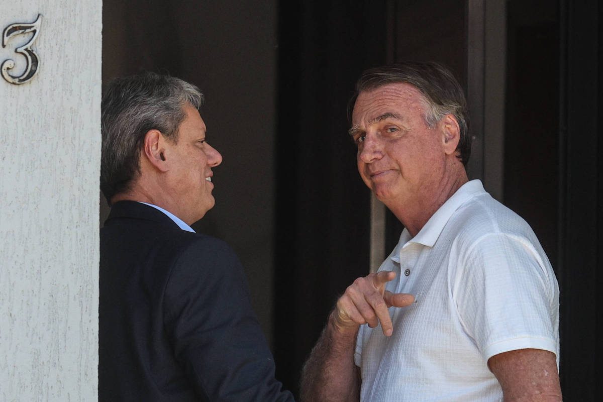 Tarcísio vai à Papuda, encontra Bolsonaro e acende especulações sobre o rumo da direita em 2026