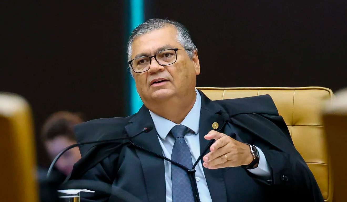 Dino manda suspender “penduricalhos” e trava supersalários no serviço público