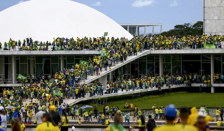 Congresso derruba veto de Lula e abre caminho para redução de penas do 8 de janeiro