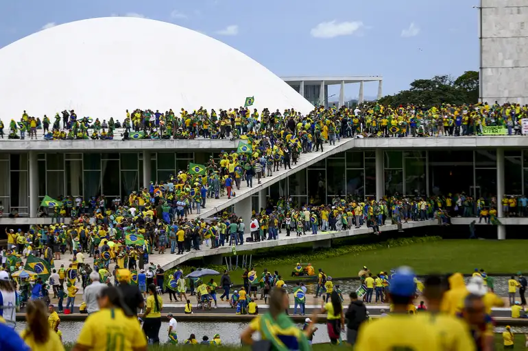 Congresso derruba veto de Lula e abre caminho para redução de penas do 8 de janeiro