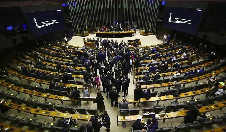Durante janela partidária, quase 30% da bancada da Câmara sofre alteração em 2026
