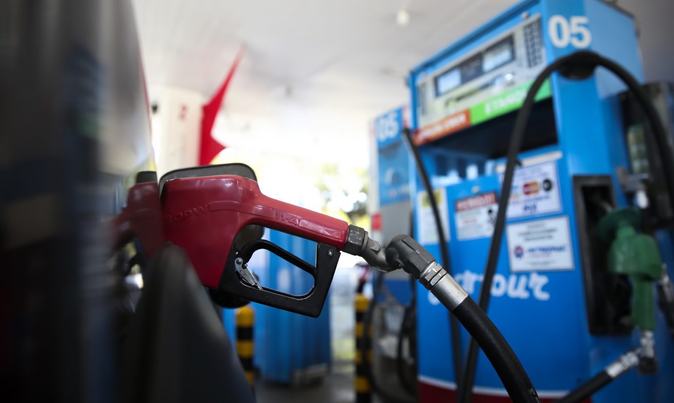 Câmara aprova aumento de multas para combustíveis adulterados