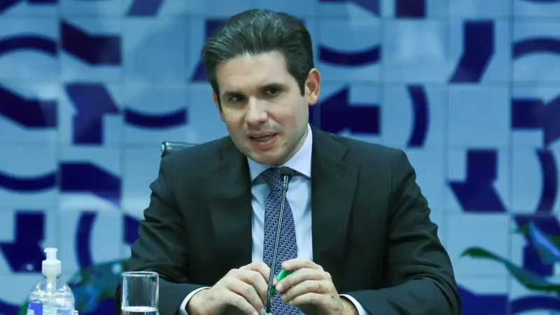 Hugo Motta defende derrubar veto da dosimetria e fala de reduzir tensão com o STF