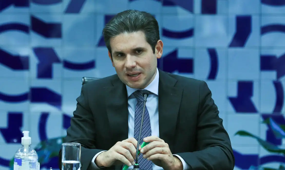 Hugo Motta defende derrubar veto da dosimetria e fala de reduzir tensão com o STF