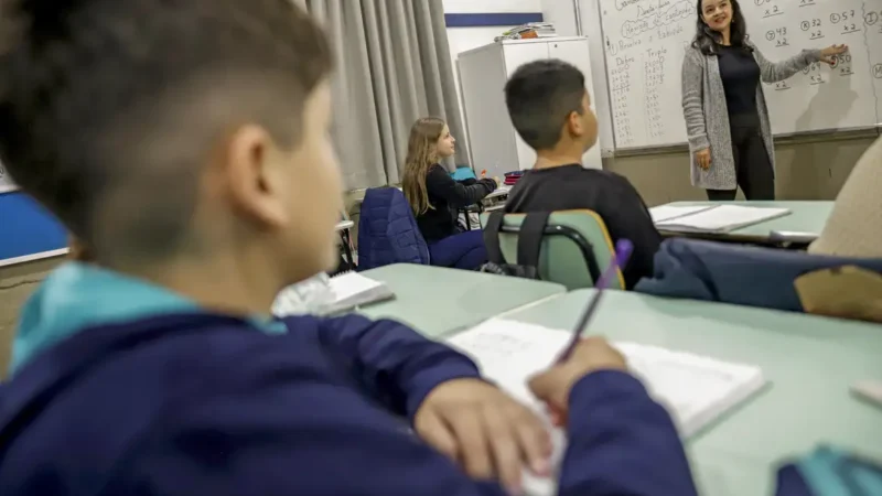 Projeto de lei propõe adicionais de insalubridade e periculosidade para professores