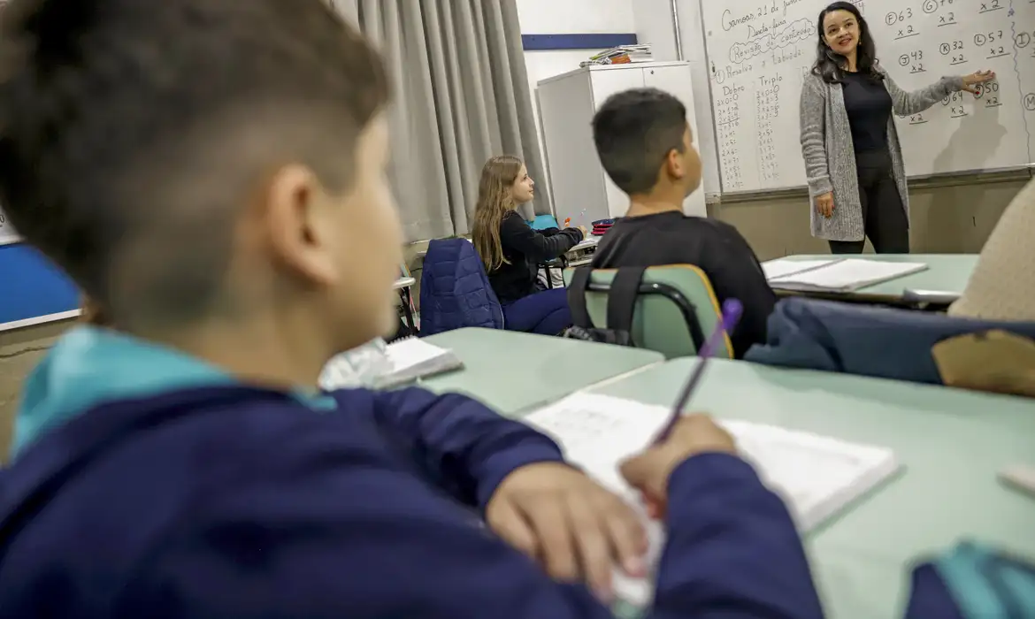 Senado aprova novo piso salarial para professores da educação básica