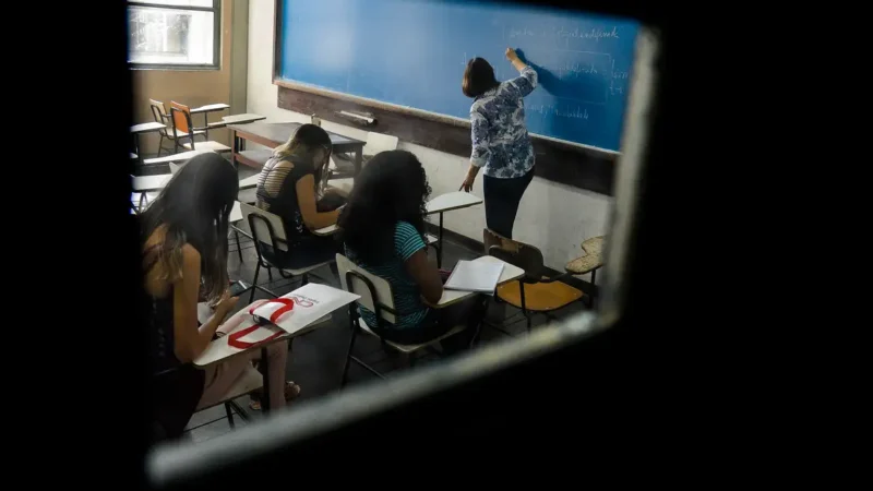 Governo Federal e municípios divergem sobre novo cálculo do piso dos professores