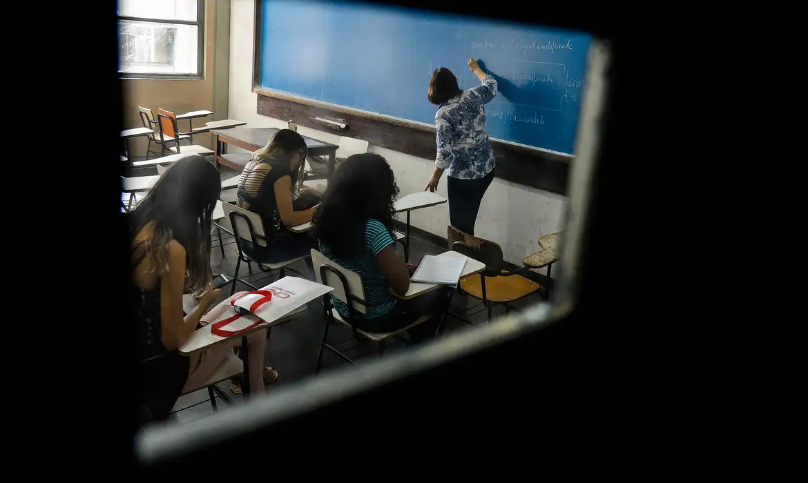 Governo Federal e municípios divergem sobre novo cálculo do piso dos professores